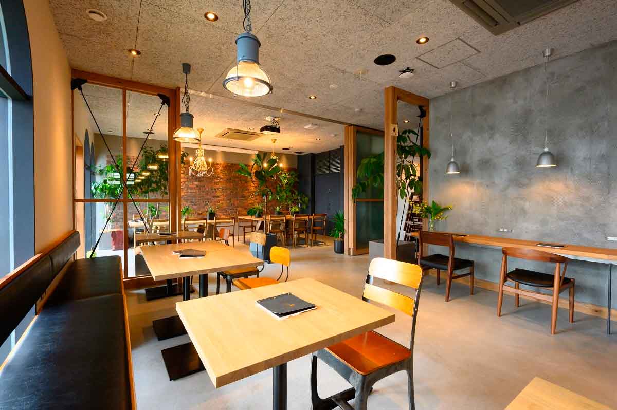 島根県出雲市にある『cafeLEON』の店内