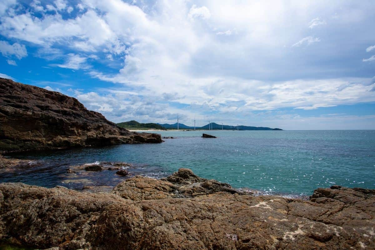 島根県江津市の人気海水浴場『黒松海水浴場』の景観