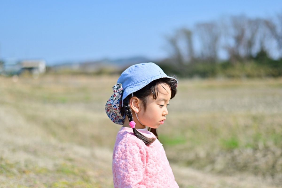 うつむきがちな女の子