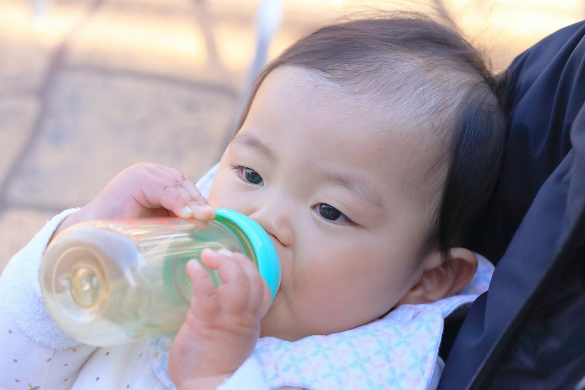 ミルクを飲む赤ちゃん