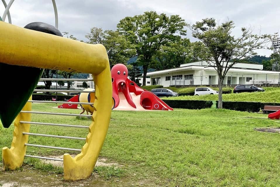 島根県益田市_公園_子ども連れ_お出かけ_浜田市旭運動園_駐車場_すべり台