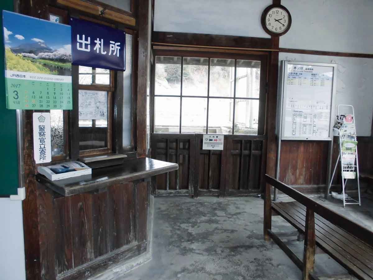 20210928おでかけマンスリー島根34_八川駅_レトロな駅舎