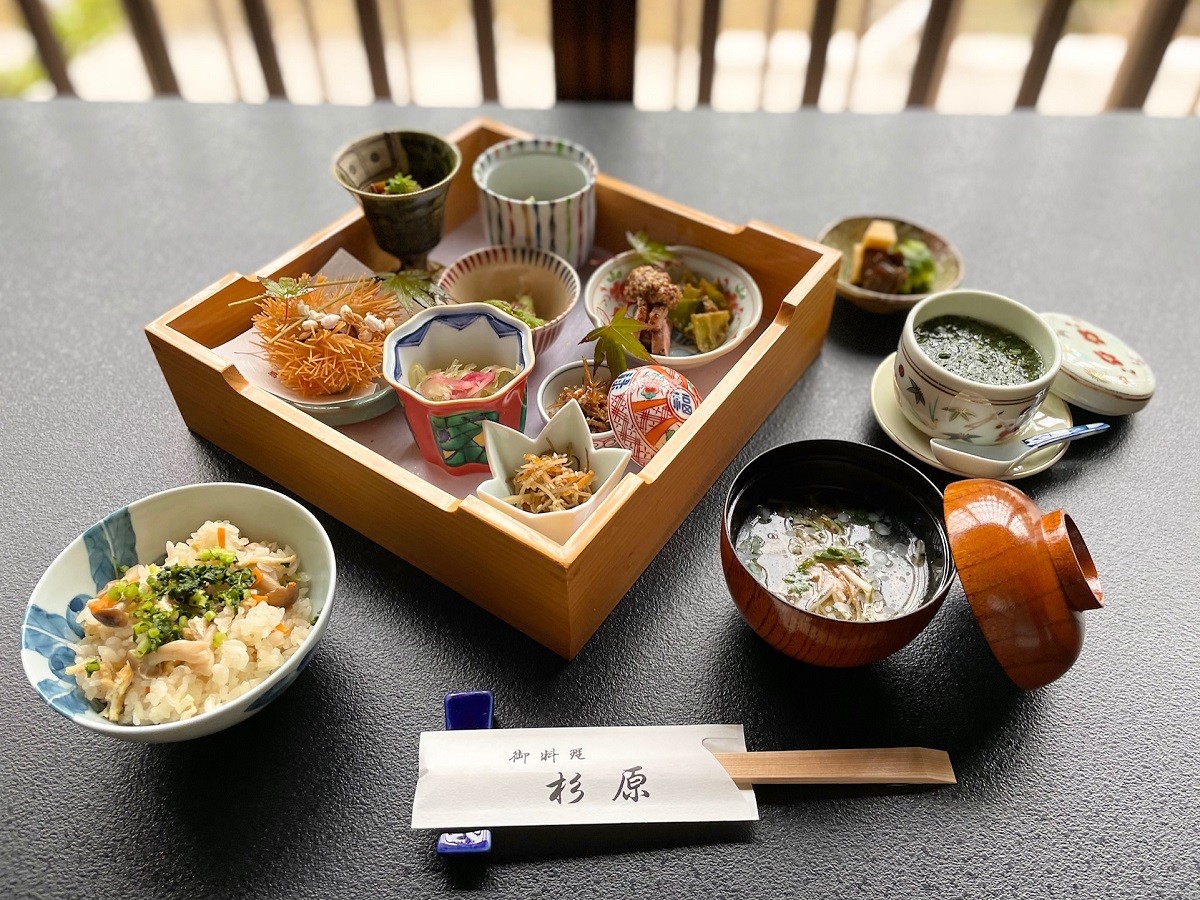 人気記事_雲南市の京割烹の名店『すぎ原』。宝石箱みたいな松花堂ランチで“季節を食べる”