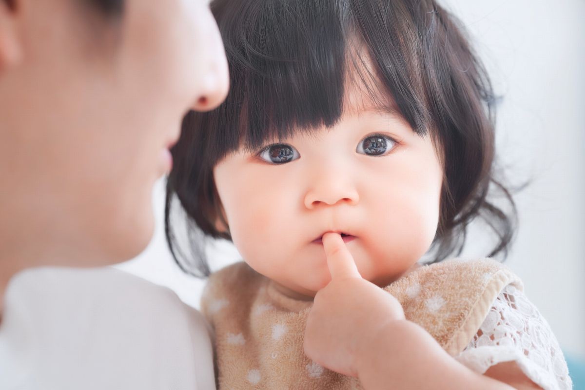 抱っこされた赤ちゃんのイメージ