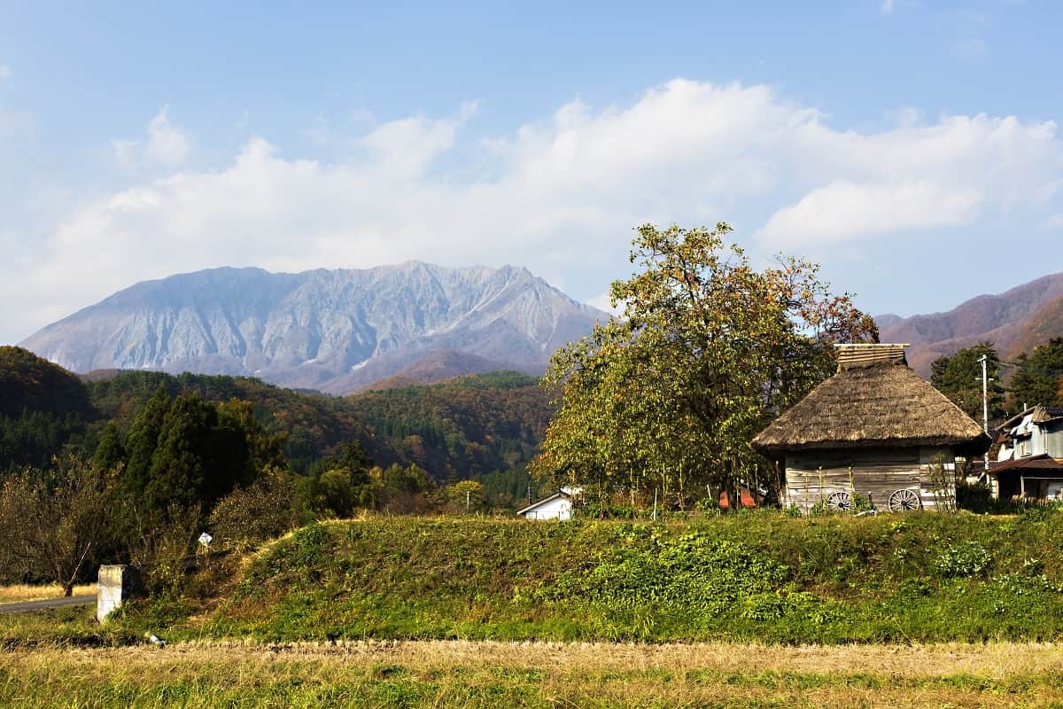 鳥取県江府町_御机の茅葺小屋_みづくえのかやぶきごや_場所_コスモス_大山_観光