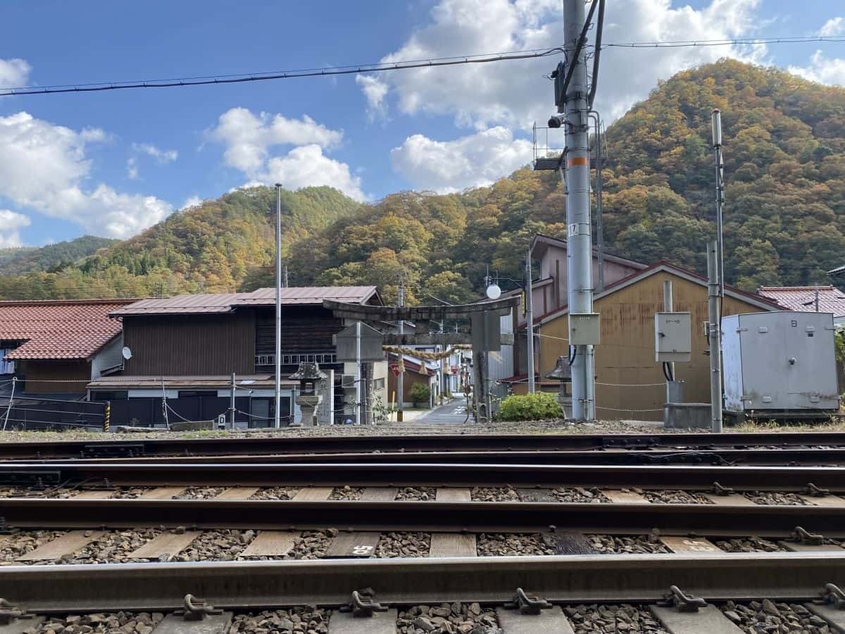 鳥取県日南町_生山神社_紅葉_穴場_行き方_場所_線路