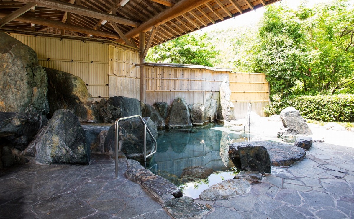 島根県出雲市斐川町にある温泉宿『湯の川温泉 四季荘』の露天風呂