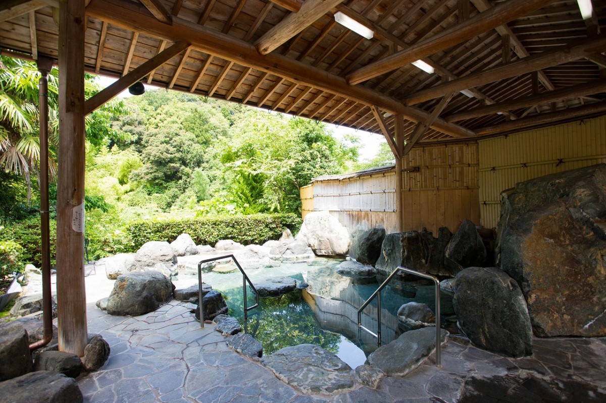 島根県出雲市斐川町にある温泉宿『湯の川温泉 四季荘』の露天風呂