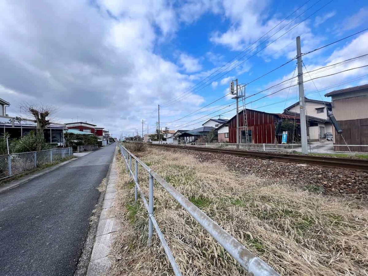 鳥取県米子市の三本松公園すぐ近くを走るJR境線