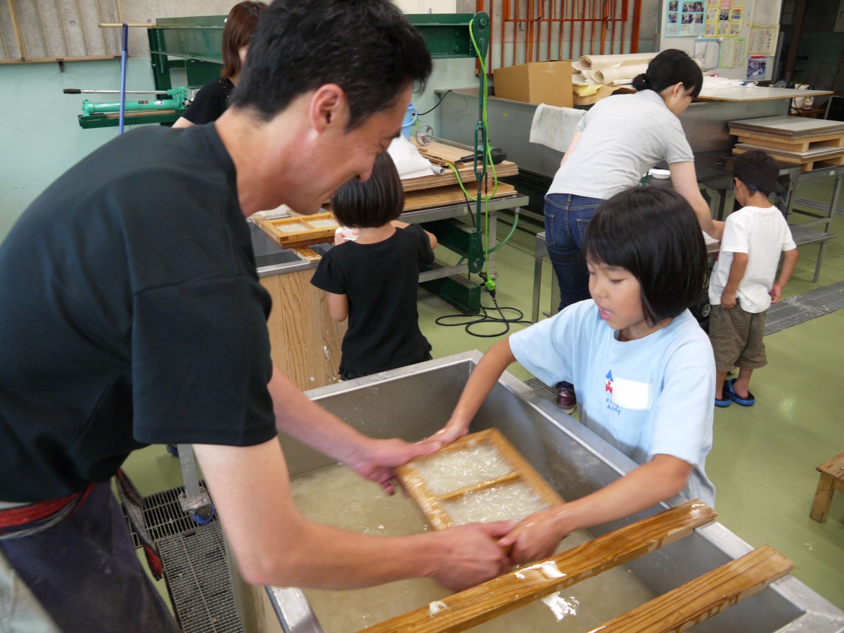 島根県浜田市の観光スポット・石州和紙会館の紙すき体験