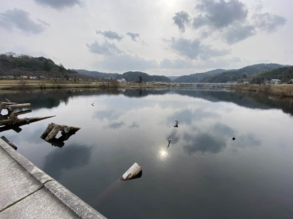 島根県雲南市の斐伊川に架かるお出かけスポット『願い橋（潜水橋）』