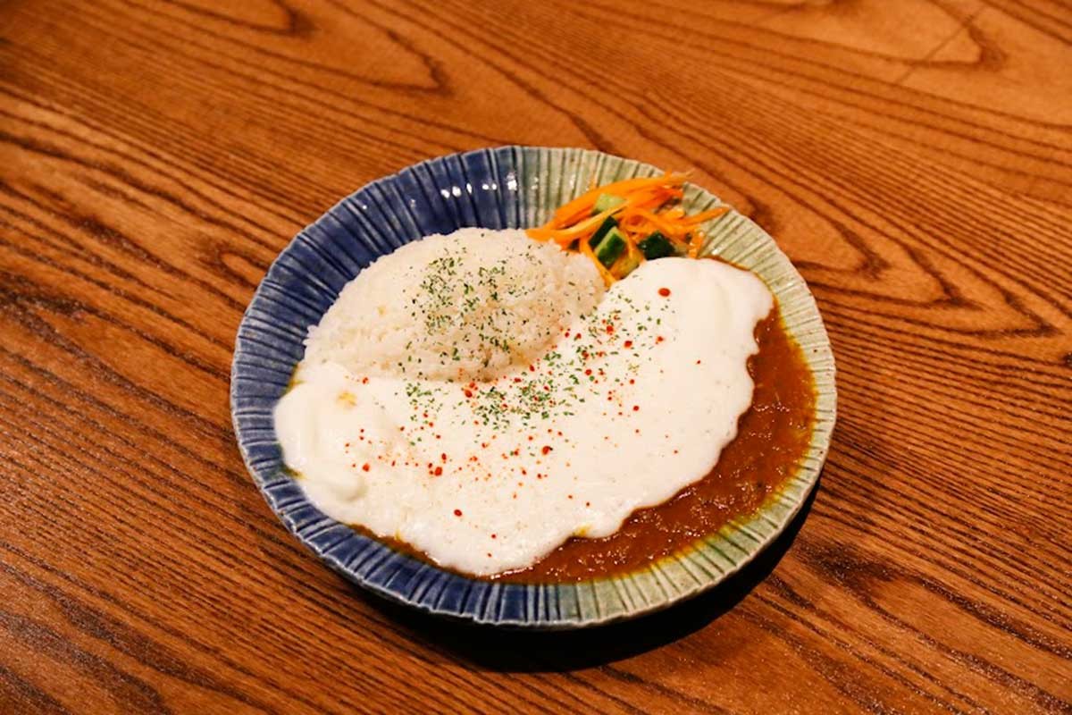 松江駅近くにオープンしたカレー専門店『LAMP（ランプ）』のメニュー「白いモコモコカレー」