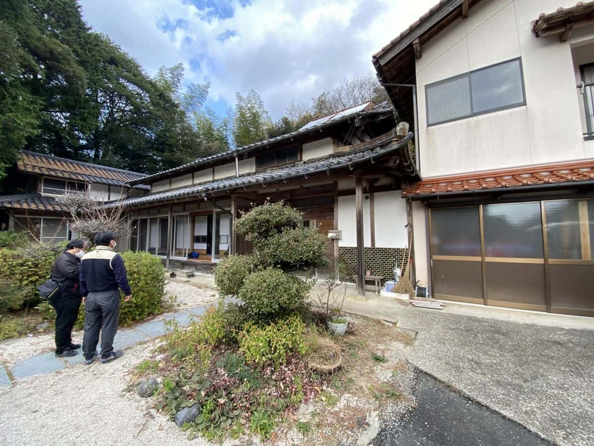 出雲市伊野地区で行われた耕作放棄地復活プロジェクトのそば打ち体験の様子