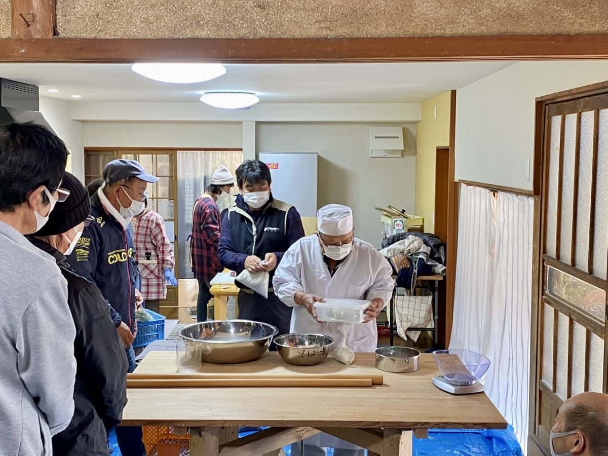 出雲市伊野地区で行われた耕作放棄地復活プロジェクトのそば打ち体験の様子