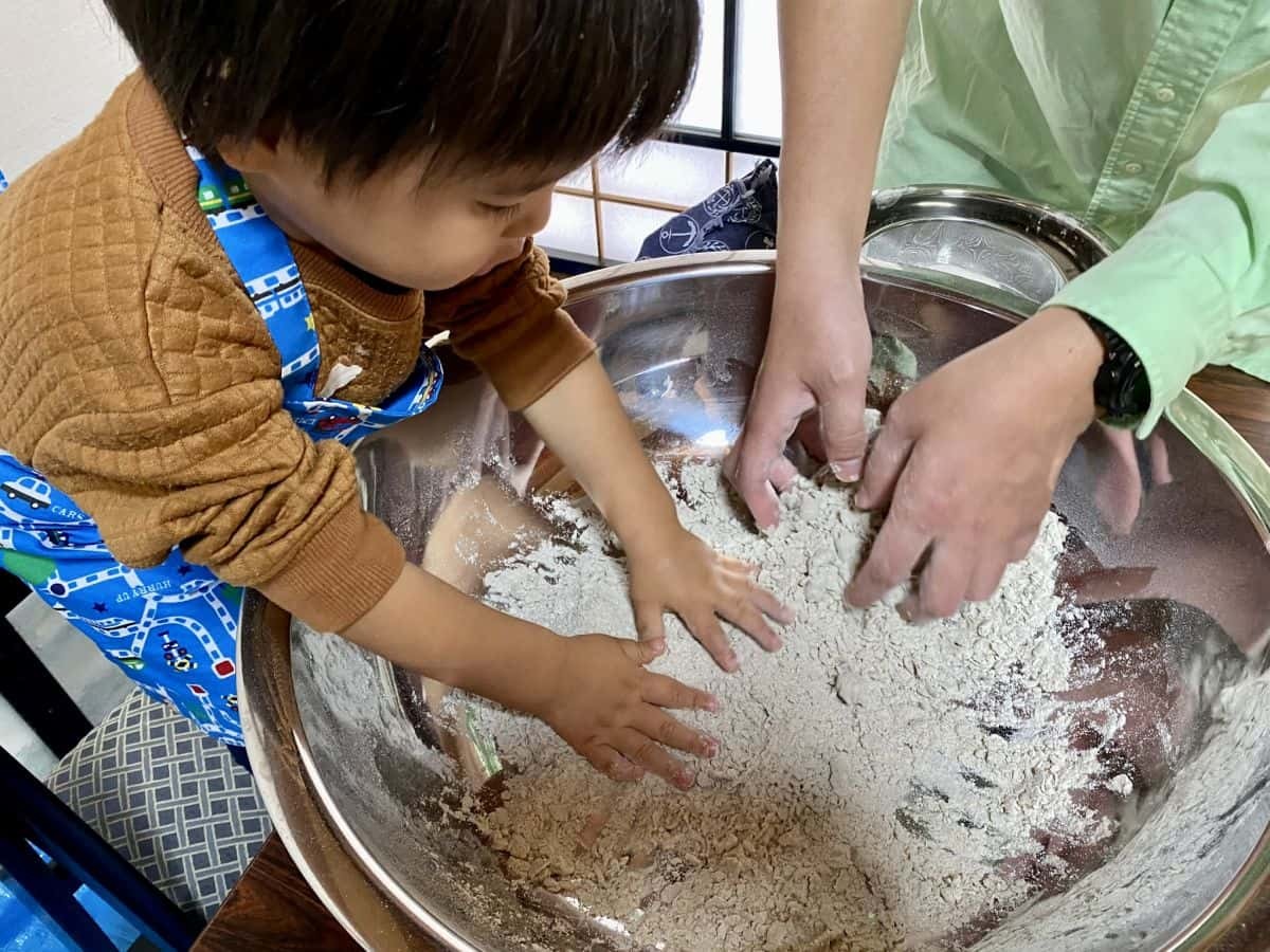 出雲市伊野地区で行われた耕作放棄地復活プロジェクトのそば打ち体験の様子