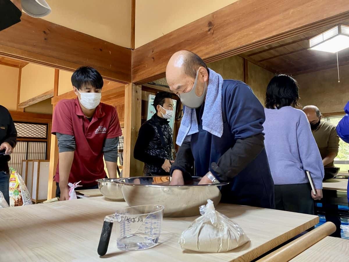 出雲市伊野地区で行われた耕作放棄地復活プロジェクトのそば打ち体験の様子