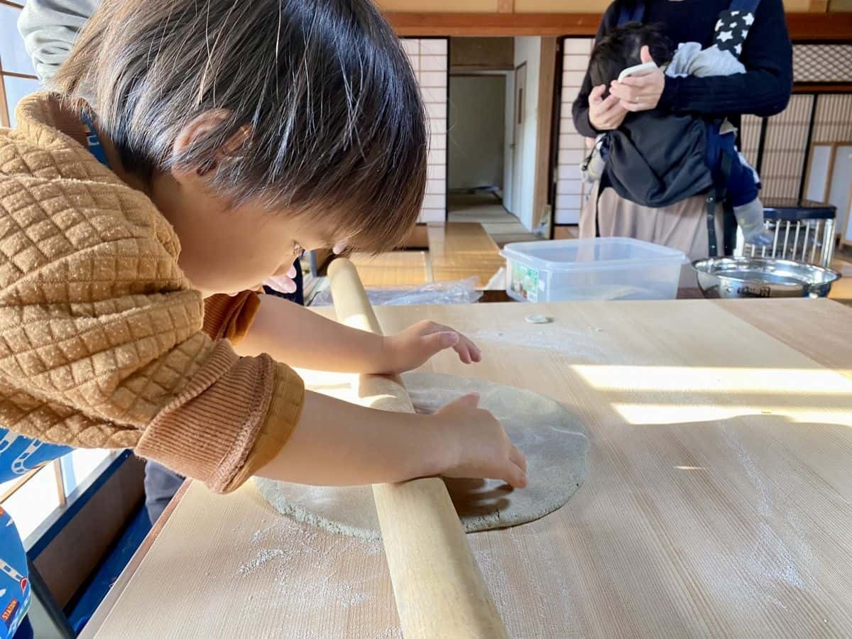 出雲市伊野地区で行われた耕作放棄地復活プロジェクトのそば打ち体験の様子