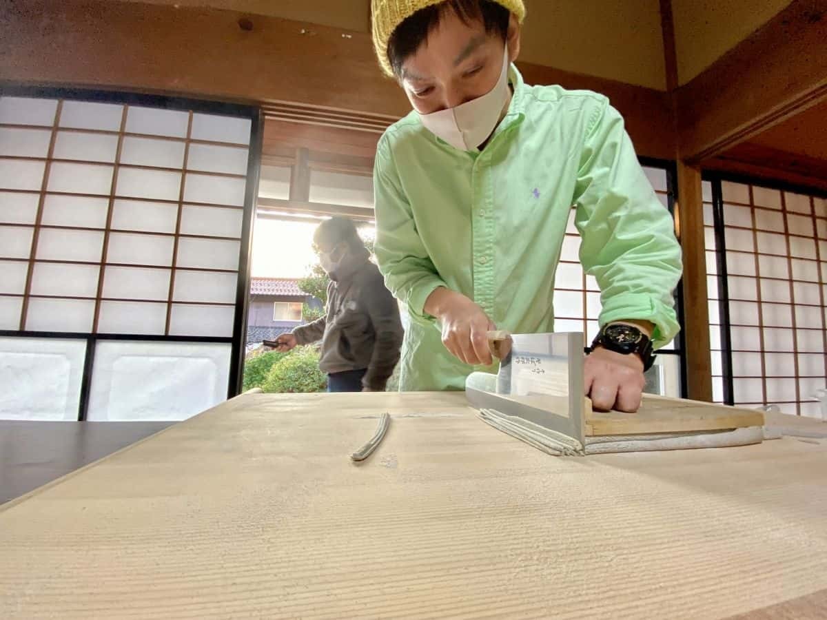 出雲市伊野地区で行われた耕作放棄地復活プロジェクトのそば打ち体験の様子