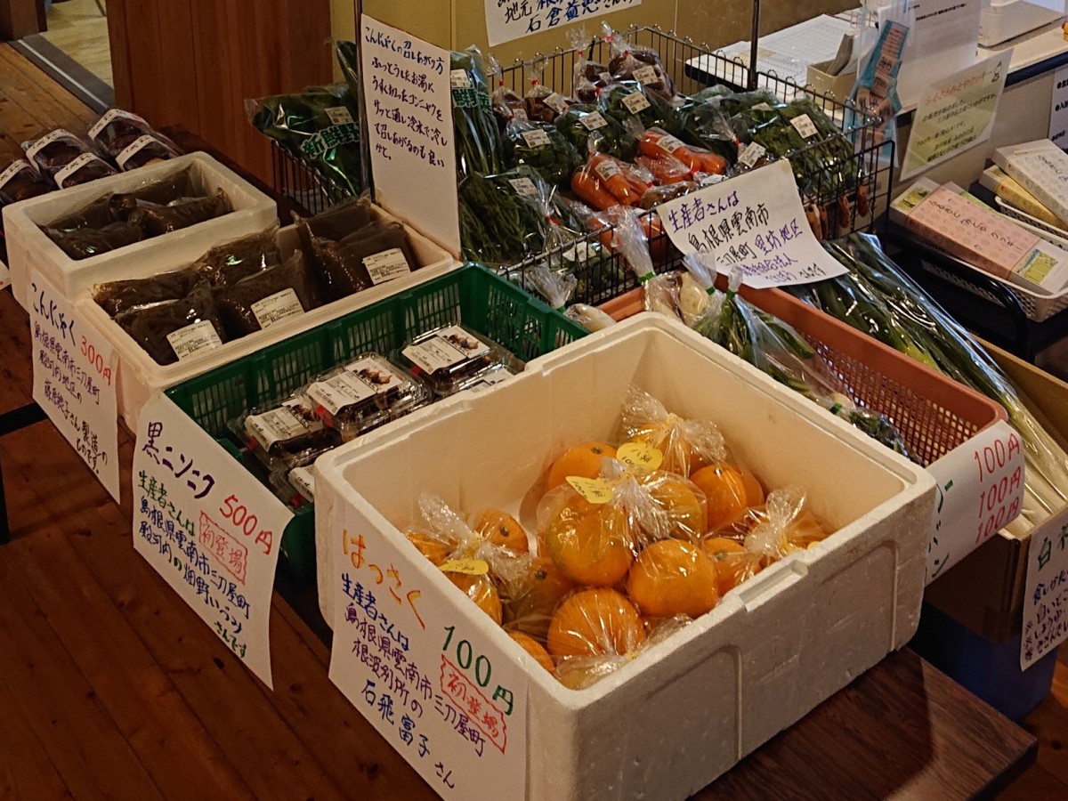 島根県雲南市のおすすめ日帰り温泉『みとや深谷温泉 ふかたに荘』の日曜市の様子