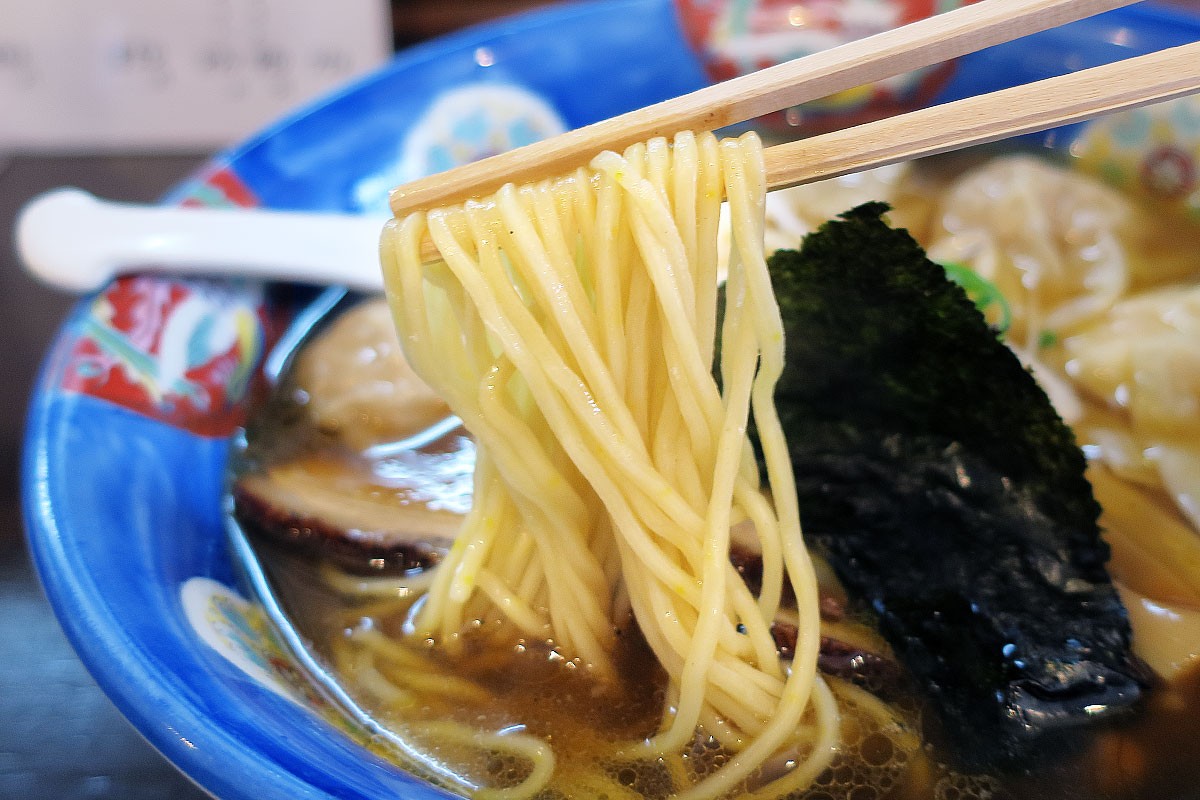 島根県松江市の人気ラーメン店『支那そば かつみ』の名物メニュー「特製ワンタン麺」の麺