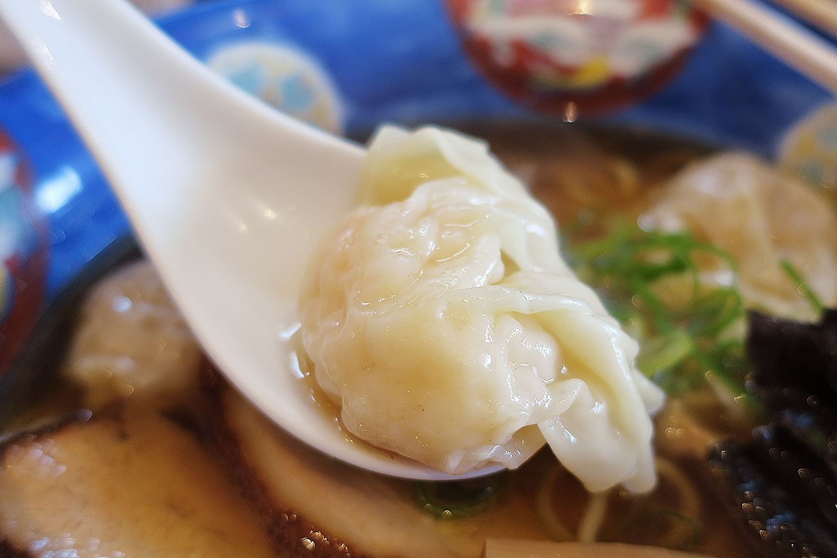 島根県松江市の人気ラーメン店『支那そば かつみ』の名物メニュー「特製ワンタン麺」のワンタン