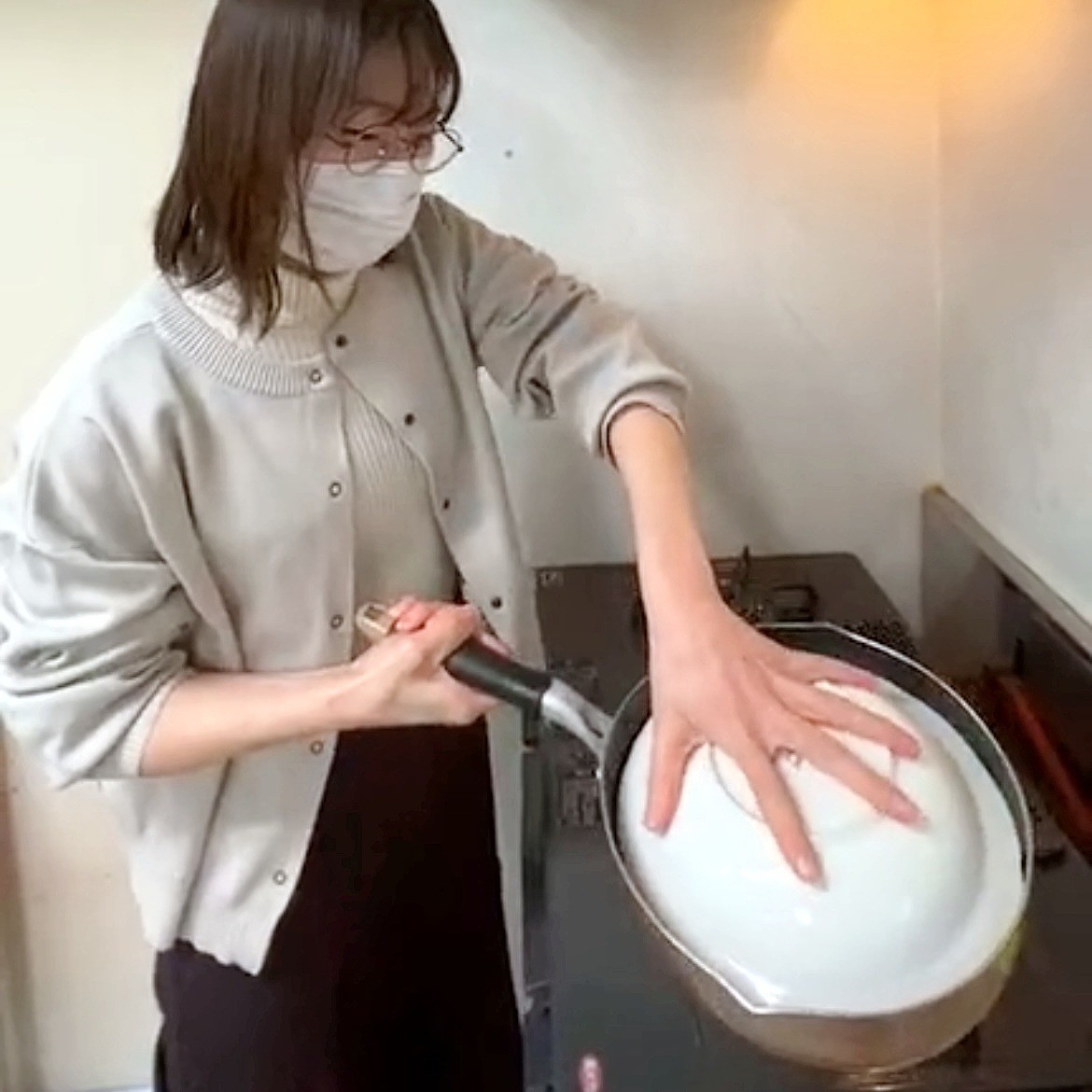 島根県出雲市の『生餃子専門店 菜月』でテイクアウトできる餃子を調理している様子