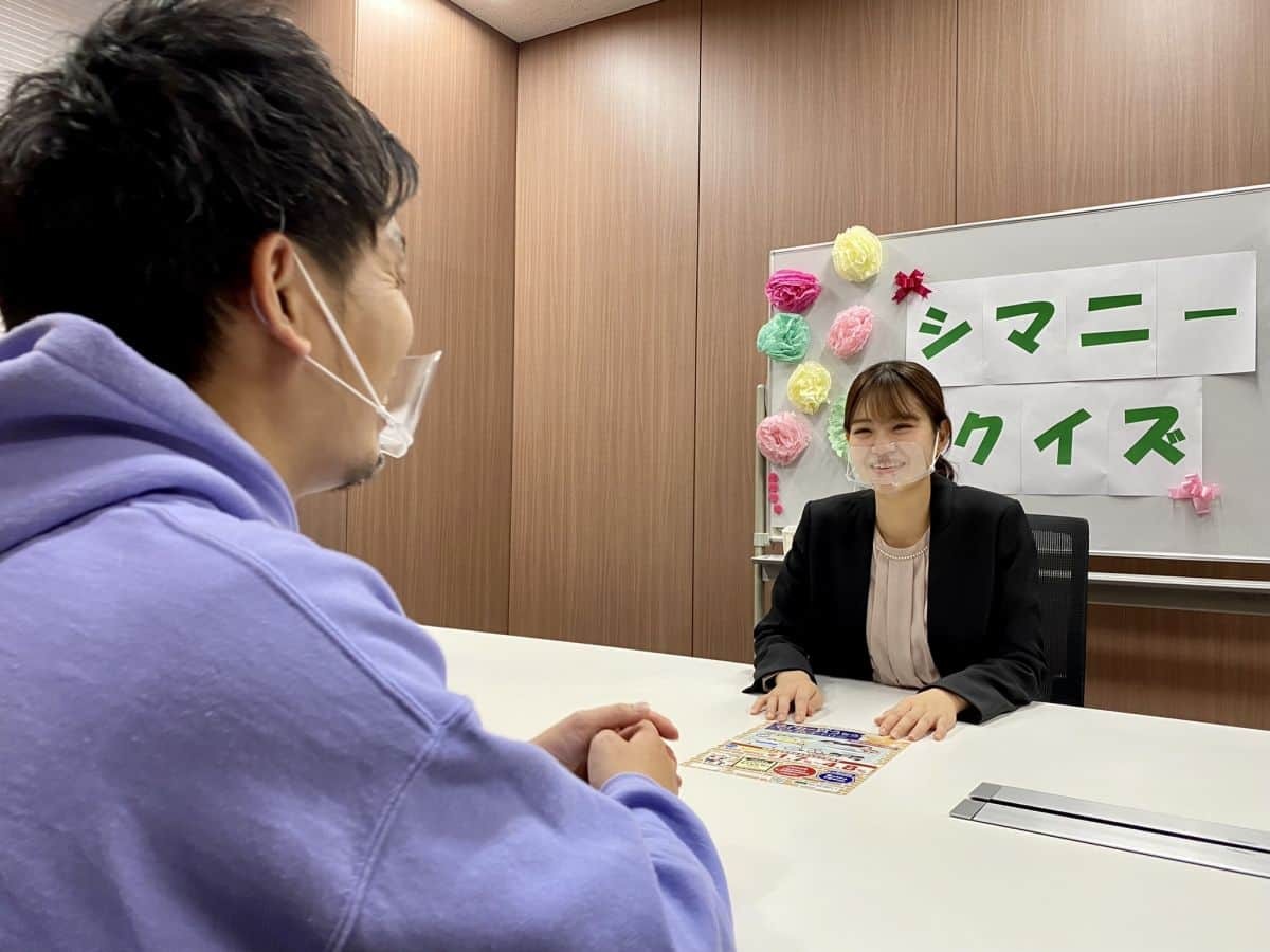 自動車ローンを説明する島根銀行の出口さん