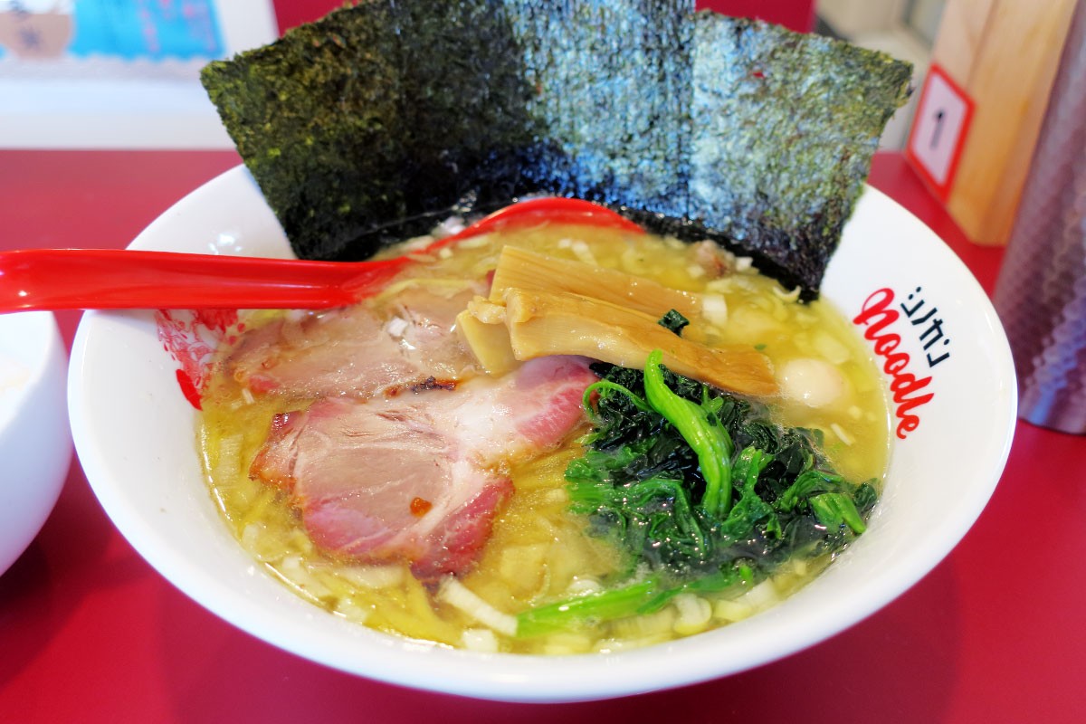 島根県松江市のJR松江駅近くにある家系ラーメン店『シノカンnoodle』の「塩豚骨ラーメン」