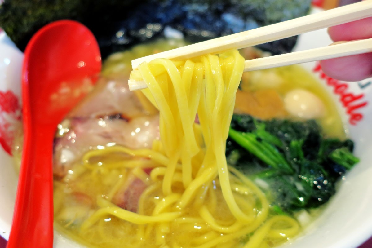 島根県松江市のJR松江駅近くにある家系ラーメン店『シノカンnoodle』の「塩豚骨ラーメン」