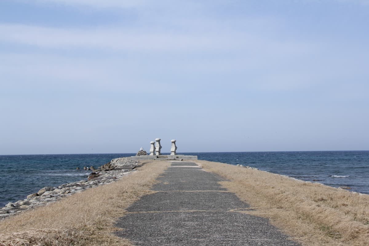 鳥取県琴浦町にある穴場観光スポット『波しぐれ三度笠』の様子