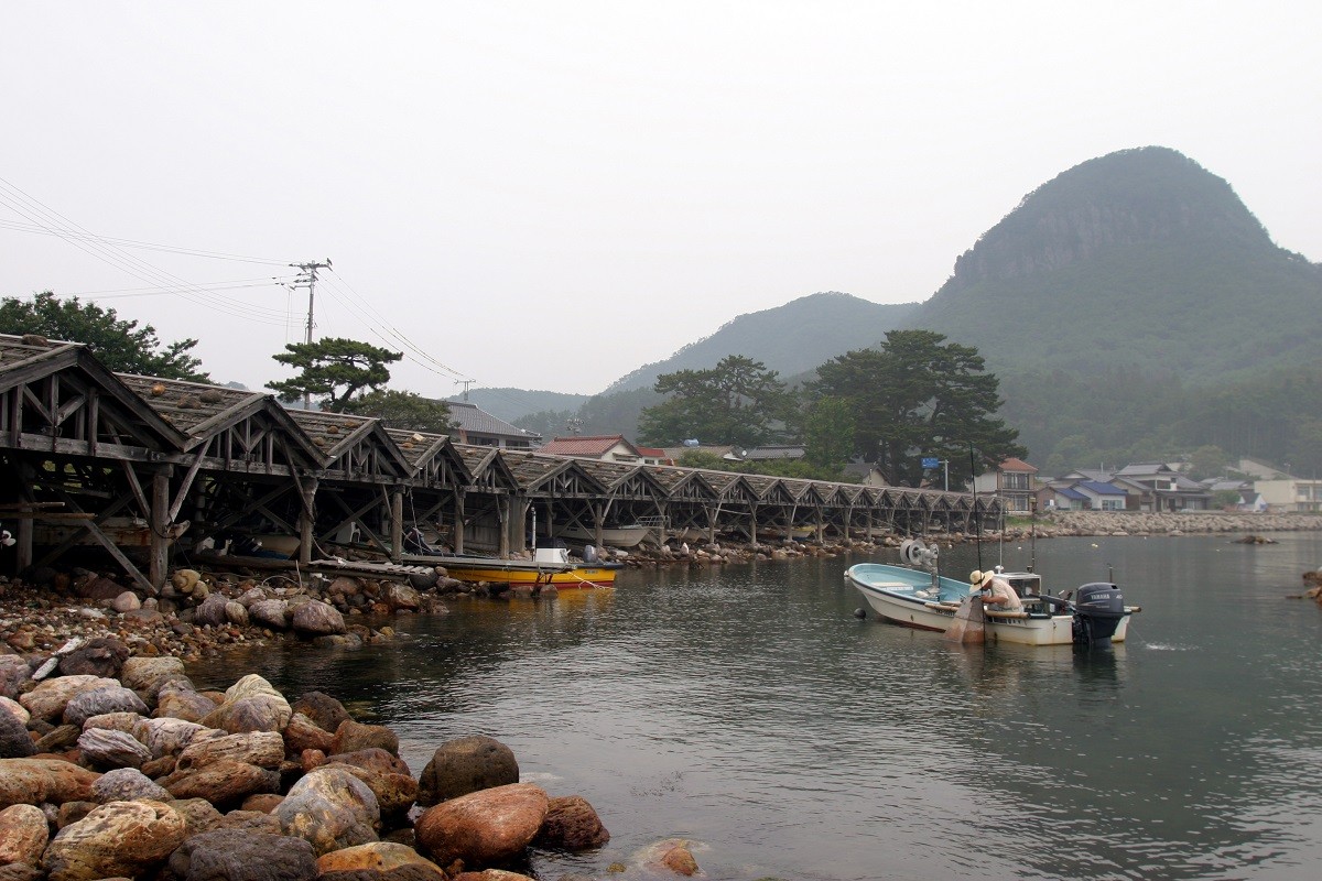 島根県隠岐の島町にある絶景スポット『屋那の松原・舟小屋群』