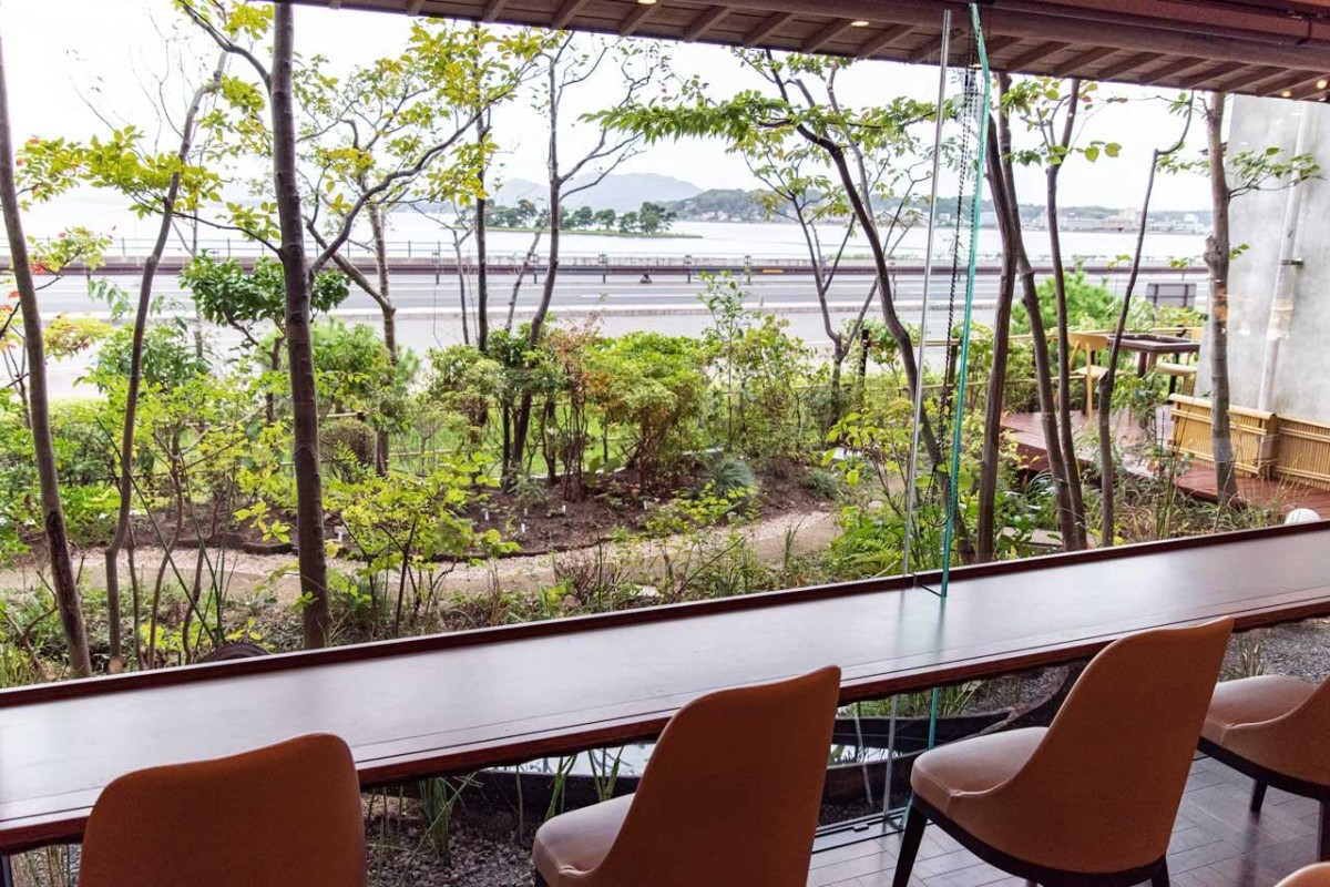 島根県松江市・宍道湖の畔に立つ和菓子店『清松庵たちばな』のカフェ店内