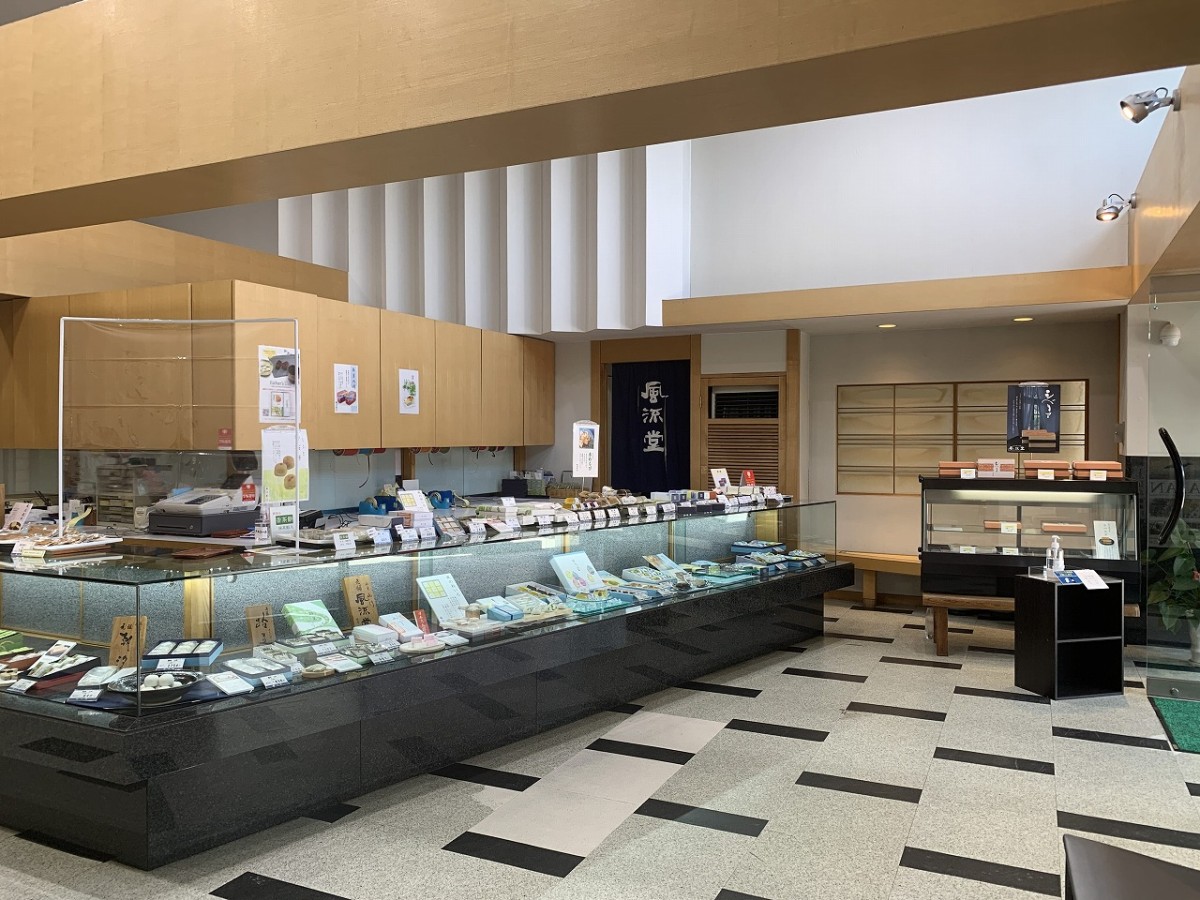 島根県松江市の和菓子店『風流堂 寺町本店』の店内