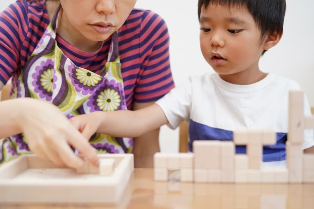 子どものパズル遊びのイメージ写真