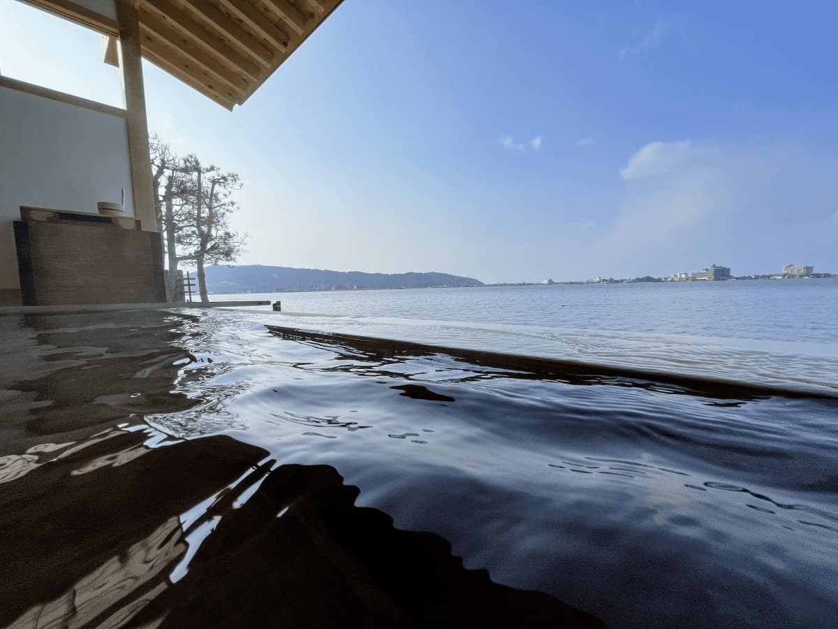 鳥取県湯梨浜町の東郷湖畔に立つ老舗温泉宿『湖泉閣 養生館』の貸切露天風呂