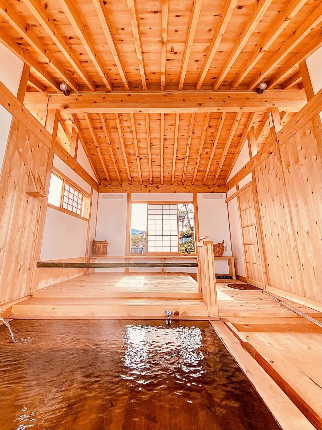 鳥取県湯梨浜町の東郷湖畔に立つ老舗温泉宿『湖泉閣 養生館』の貸切露天風呂