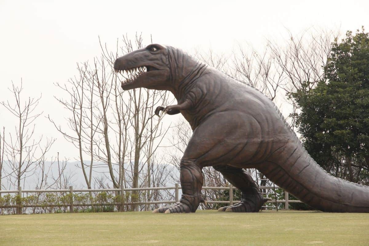 鳥取県湯梨浜町の“恐竜がいる公園”こと『潮風の丘とまり』の恐竜モニュメント