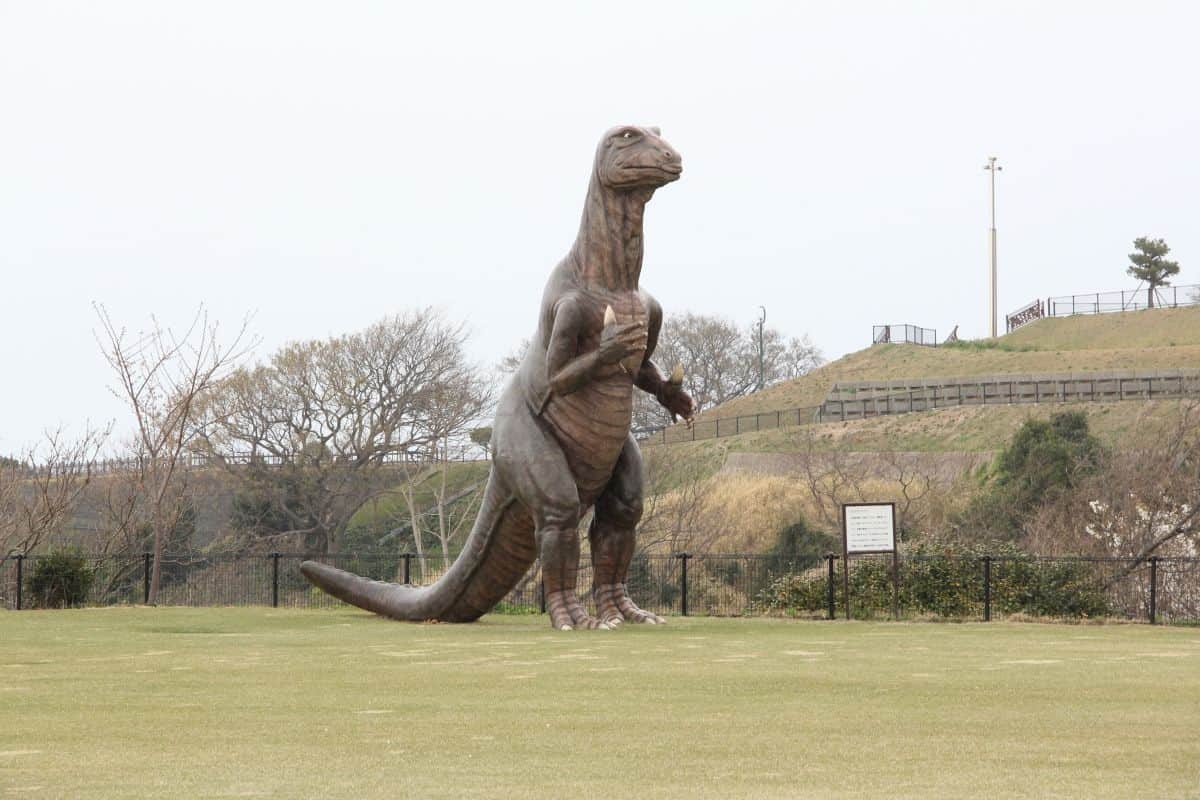 鳥取県湯梨浜町の“恐竜がいる公園”こと『潮風の丘とまり』の恐竜モニュメント