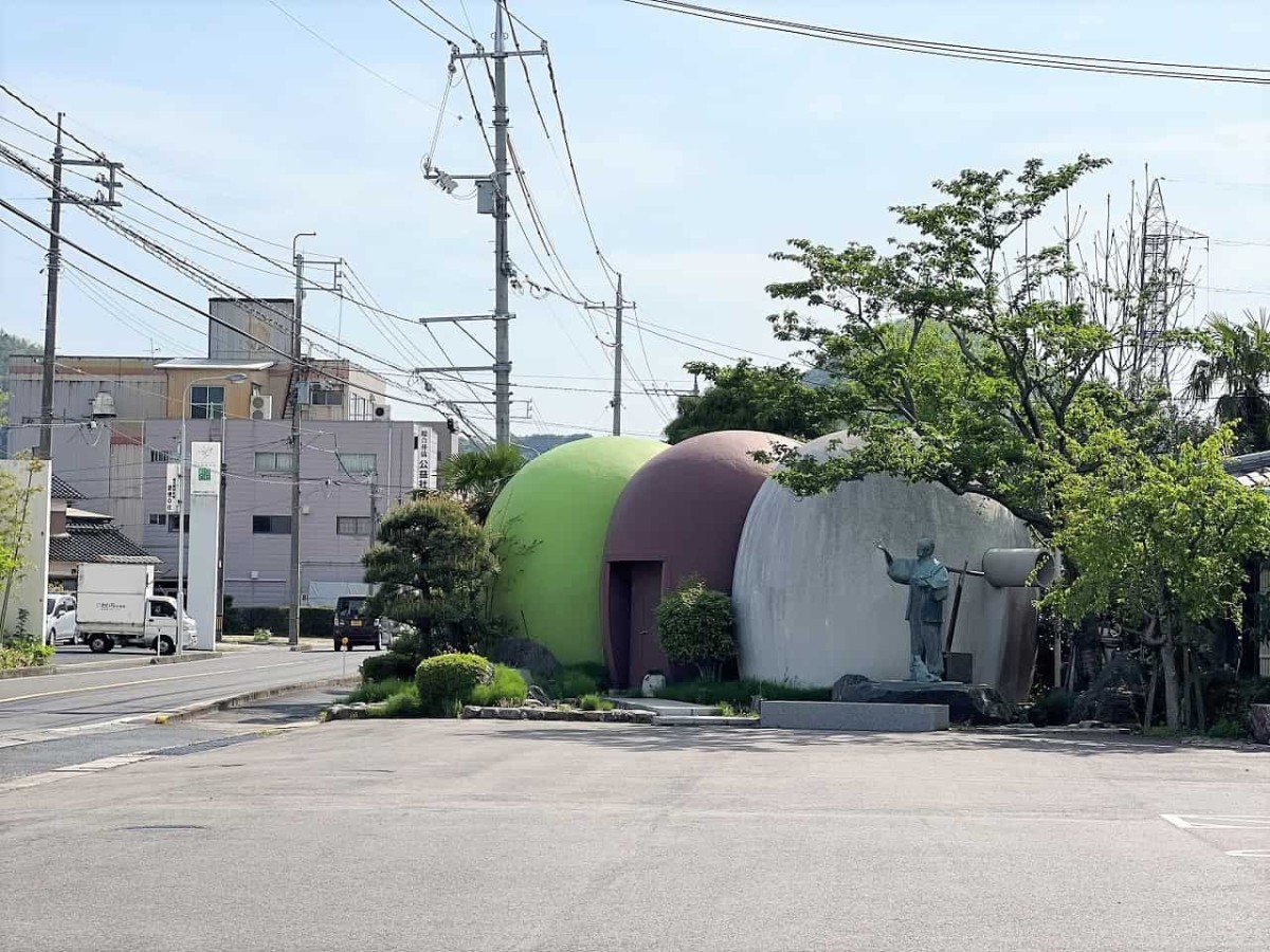 鳥取県倉吉市にある『石谷精華堂』の前にあるオブジェの様子