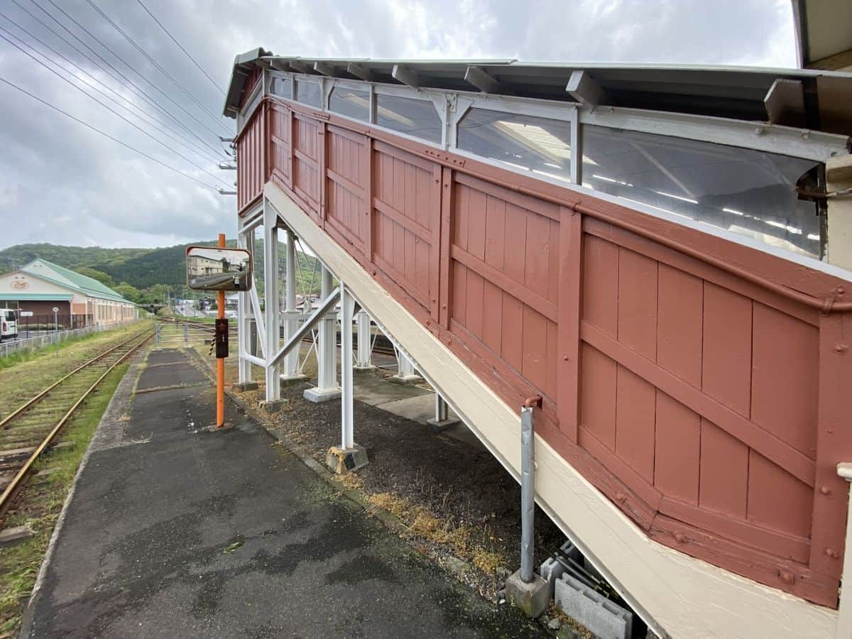 島根県大田市にあるJR山陰本線の大田市駅の跨線橋