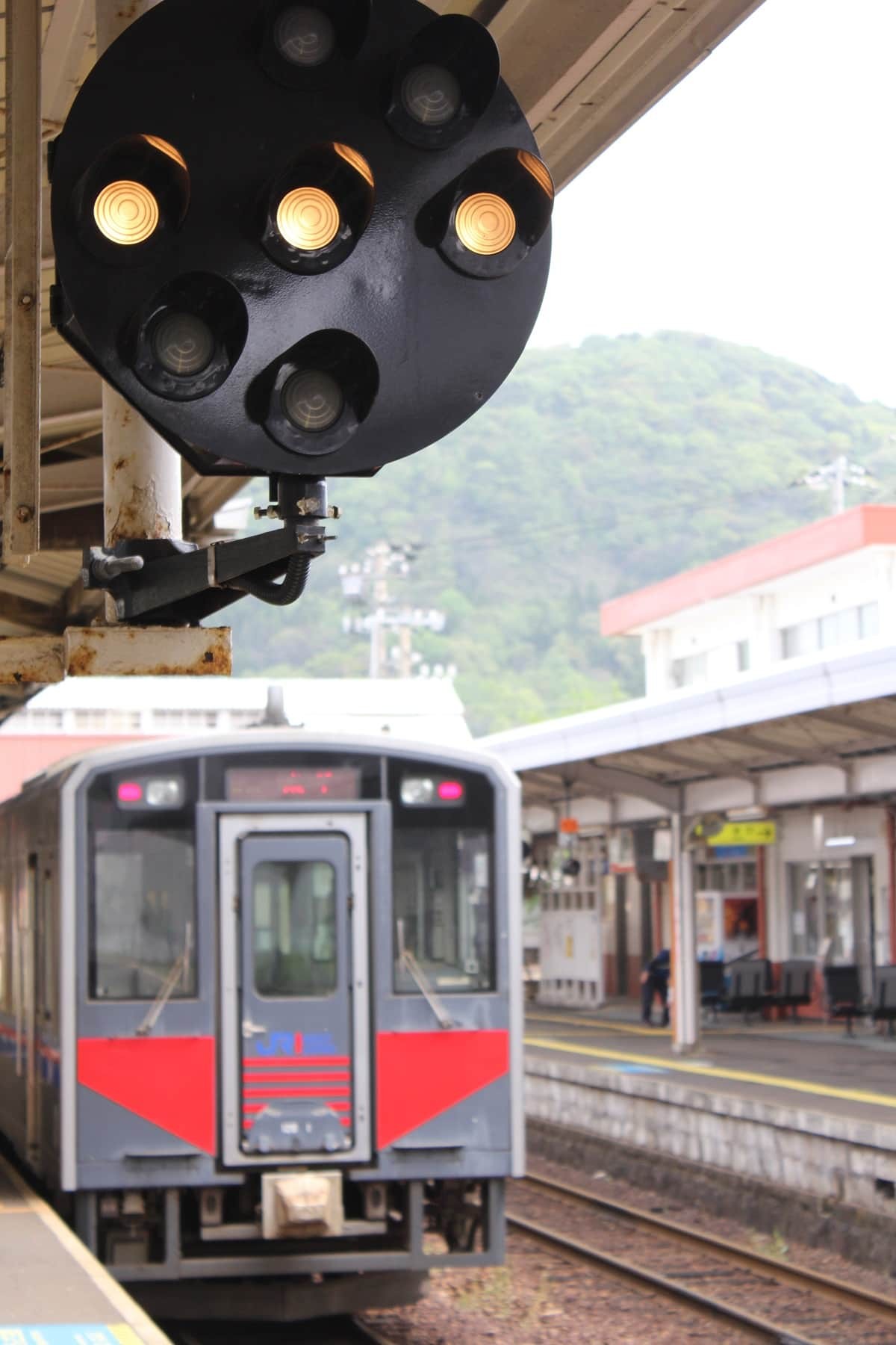 島根県大田市にあるJR山陰本線の大田市駅の構内の様子