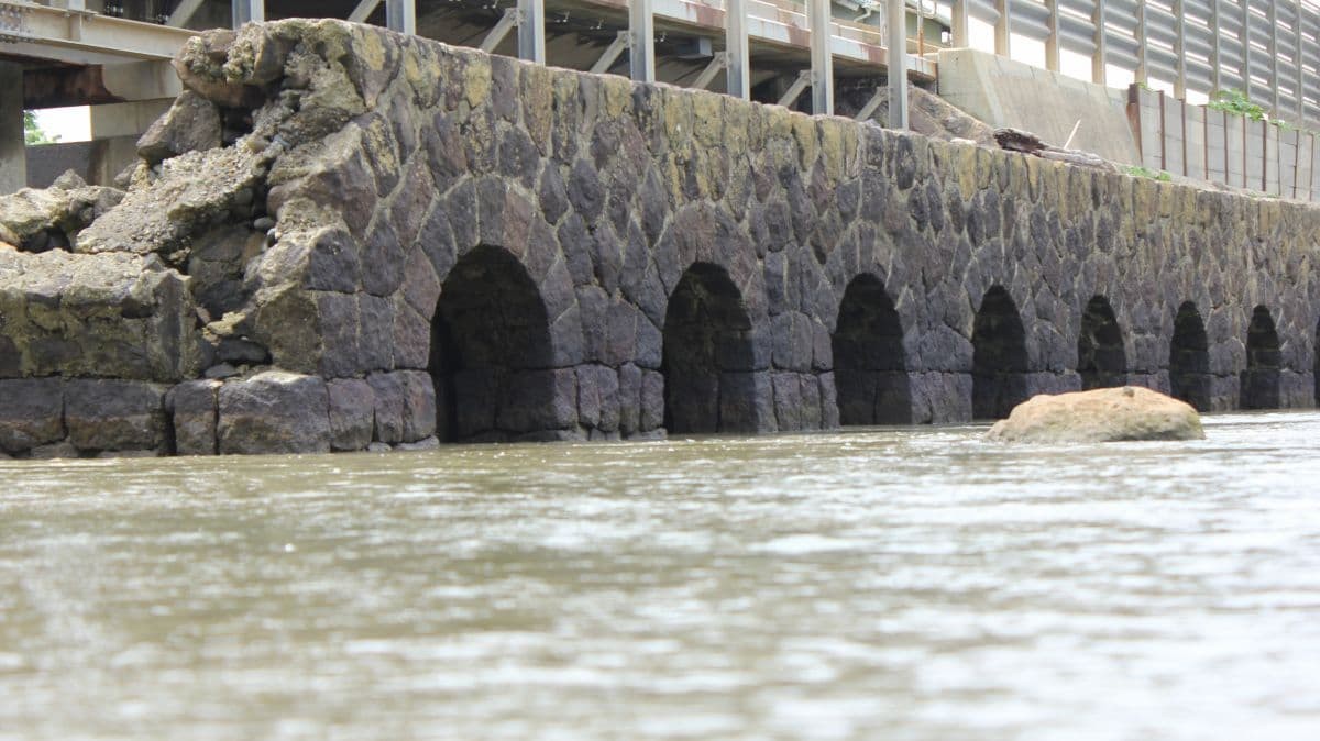 島根県大田市にあるインフラツーリズム・産業遺産『掛戸（かけと）の潮止め水門』の様子