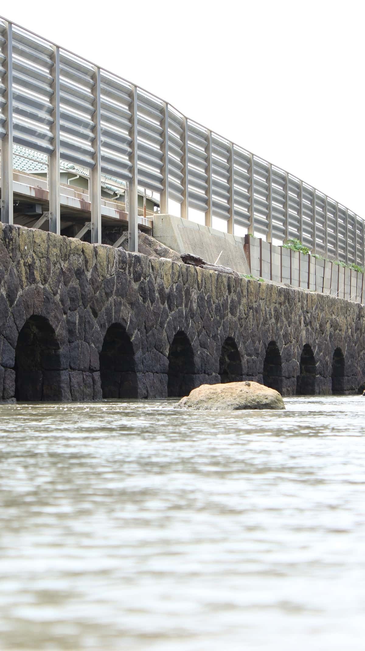 島根県大田市にあるインフラツーリズム・産業遺産『掛戸（かけと）の潮止め水門』の様子