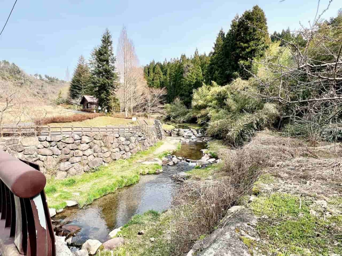 鳥取県西伯伯耆町にある渓流公園『マウンテンストリームきしもと』の様子