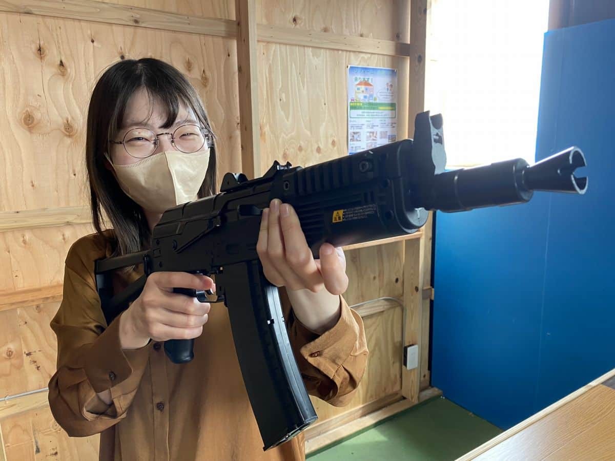 銃を構えるラズダ編集部あつきち