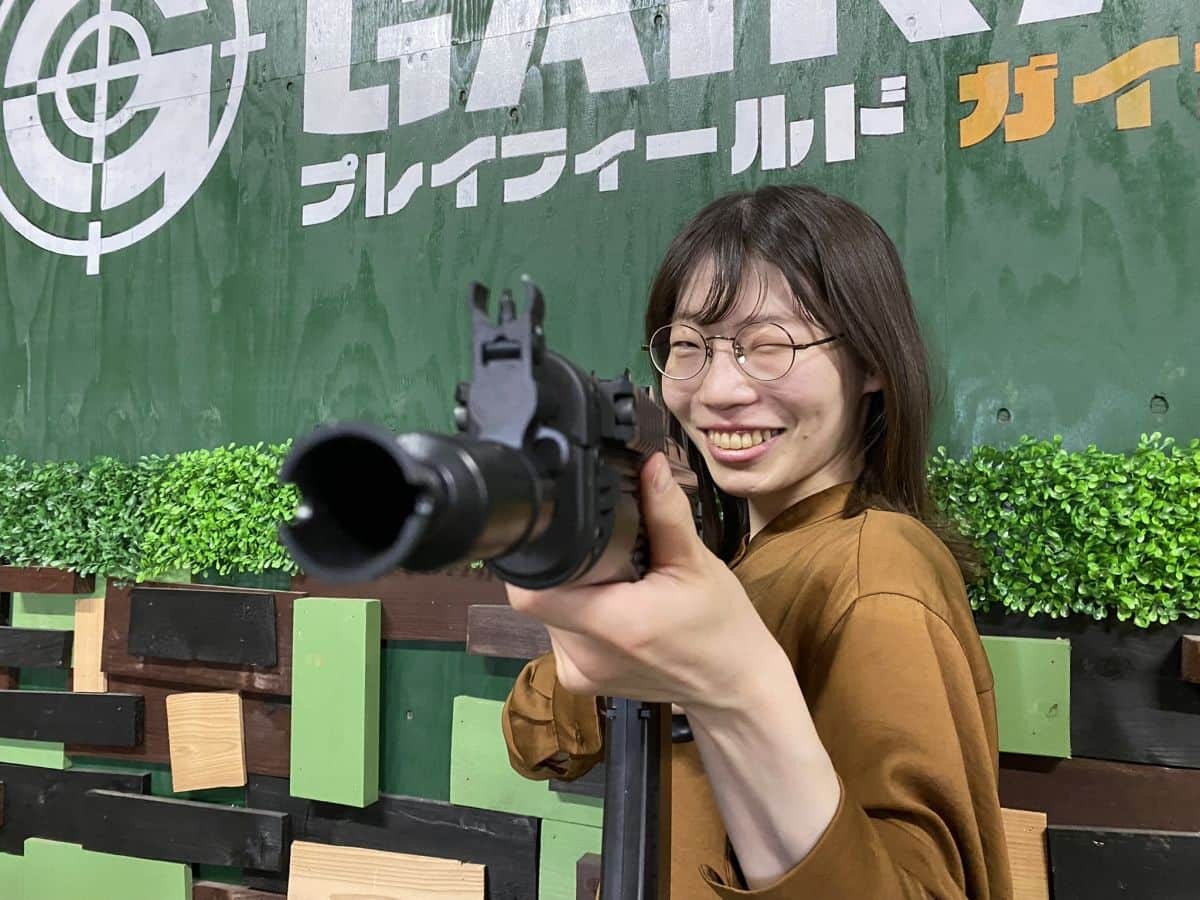 銃を構えるラズダ編集部あつきち