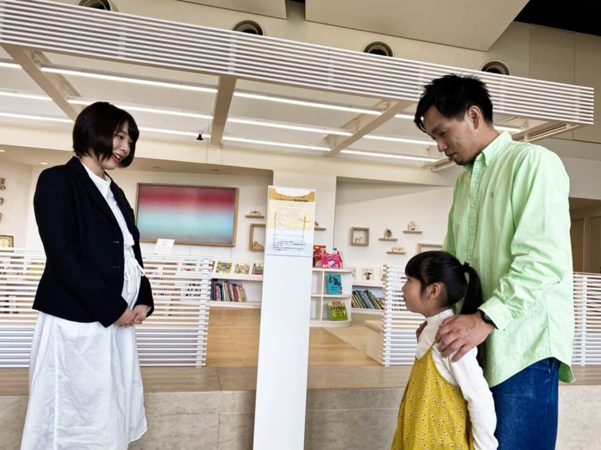 島根県立美術館の学芸員さんから説明を受けるラズダ編集部親子