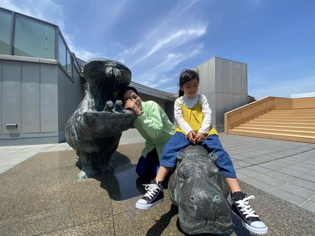 島根県立美術館に展示されている屋外アート作品で遊ぶラズダ編集部親子