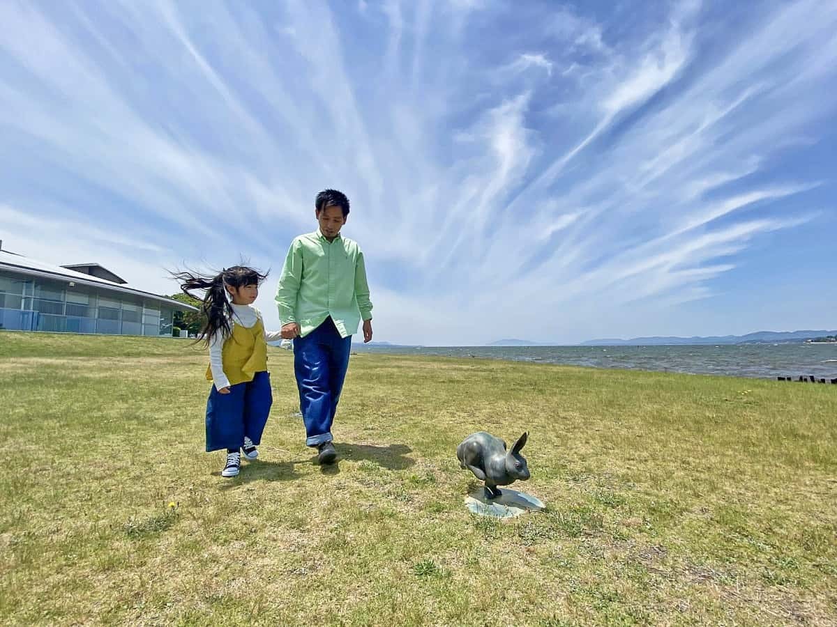 島根県立美術館の芝生広場を散歩するラズダ編集部の親子