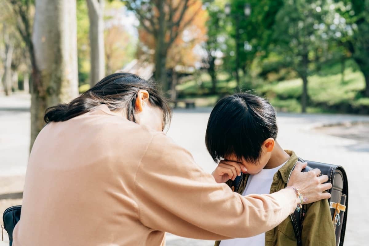 不安を抱える子どものイメージ